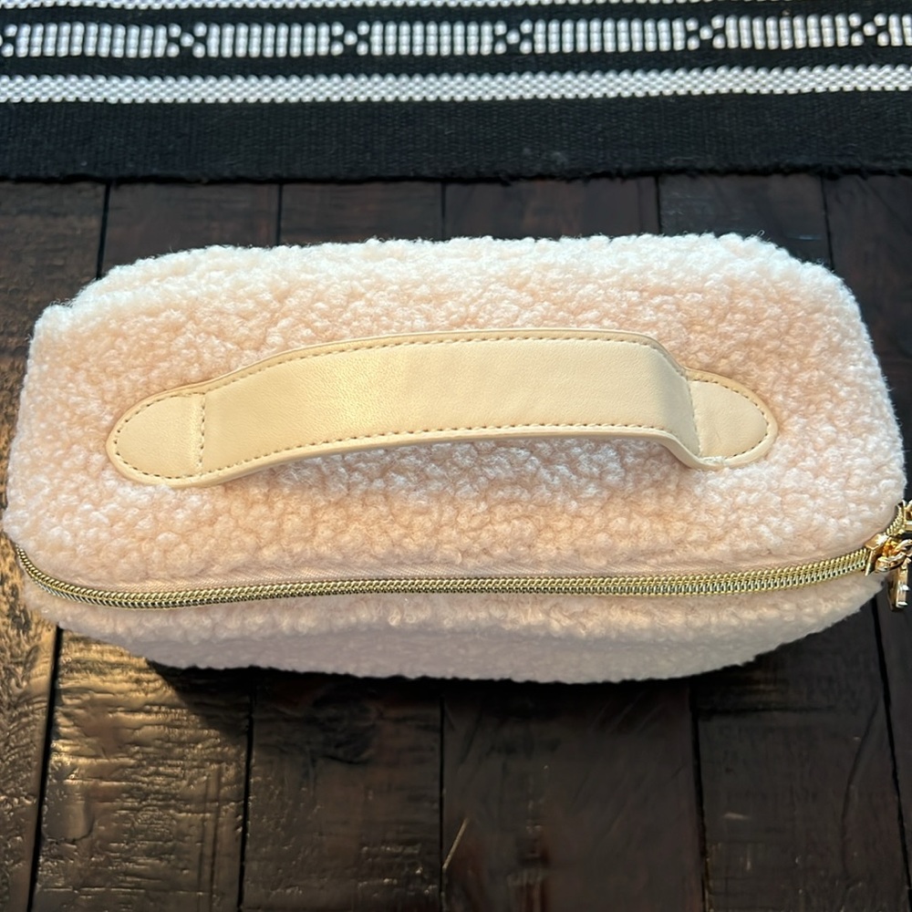 Shiseido teddy makeup bag 🖤 - Picture 5 of 9
